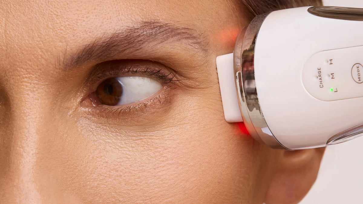 Two women using the VEAUTY Dot RF device