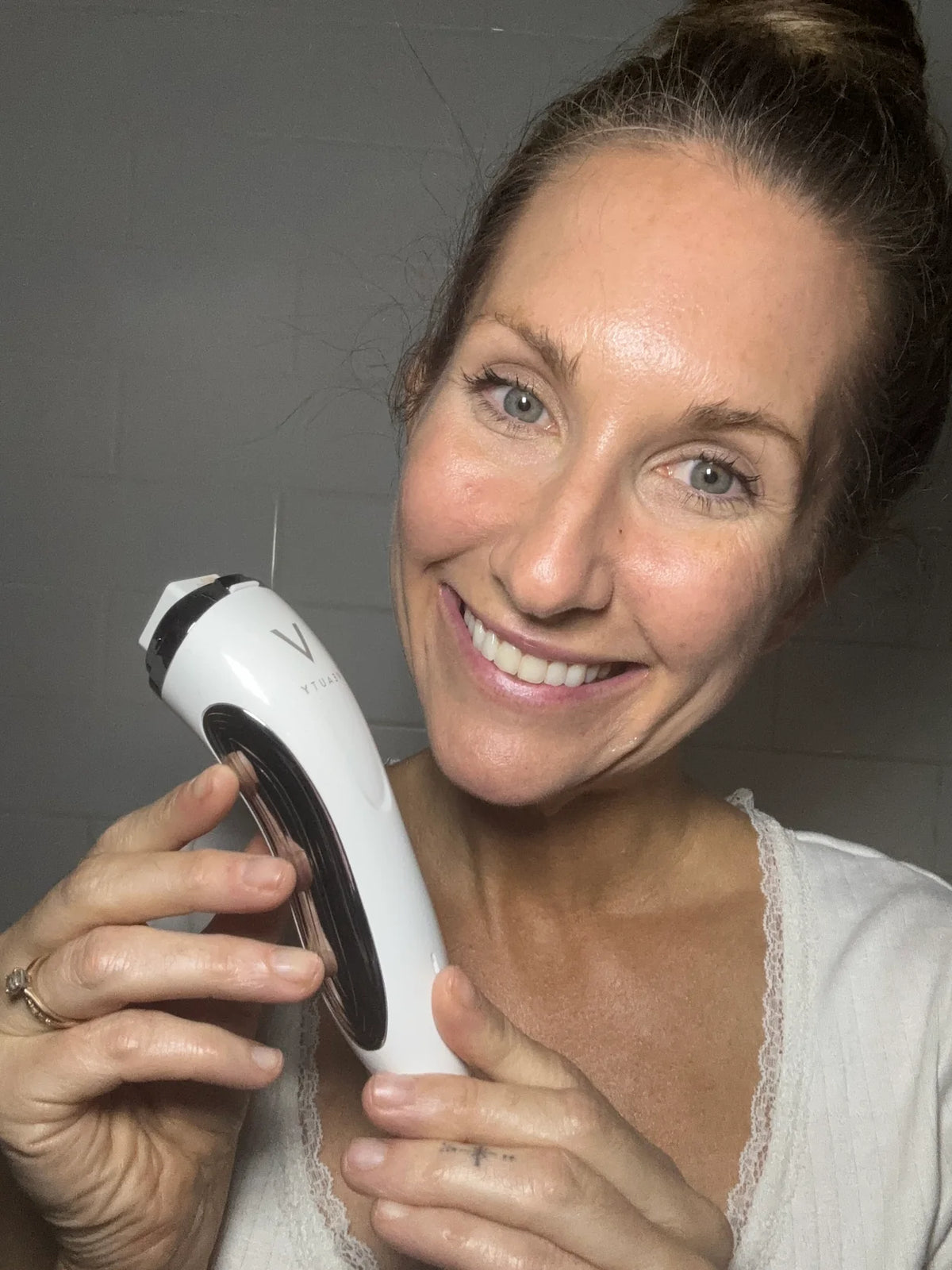 Woman using the VEAUTY Dot at home